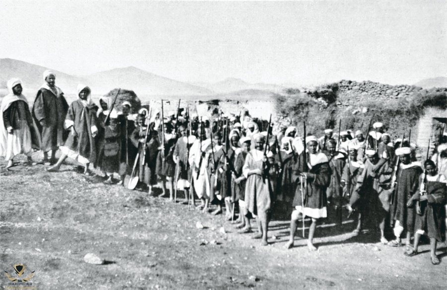 La garde du chef Abadda Dar, en 1922, au Maroc, en face du quartier général d’Abd El Krim. Pho...jpg