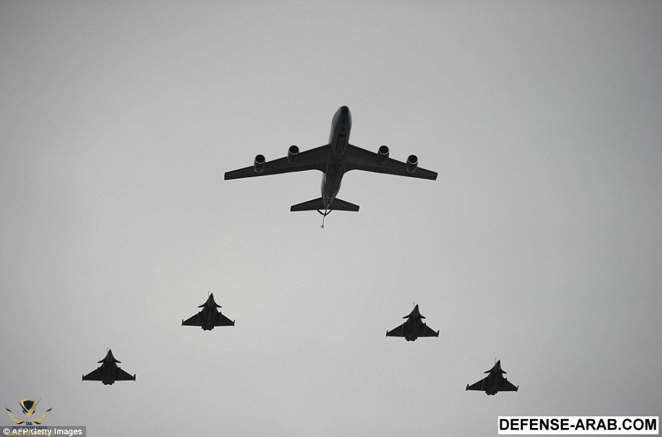 1405352885471_wps_35_A_Boeing_C135_refueling_t.jpg