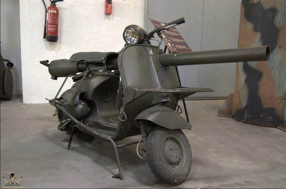  M20 عديم الارتداد 75ملم مركب على دراجة نارية معدلة (Vespa scouter). إستخدم أواخر سنة 1950 من ...jpg