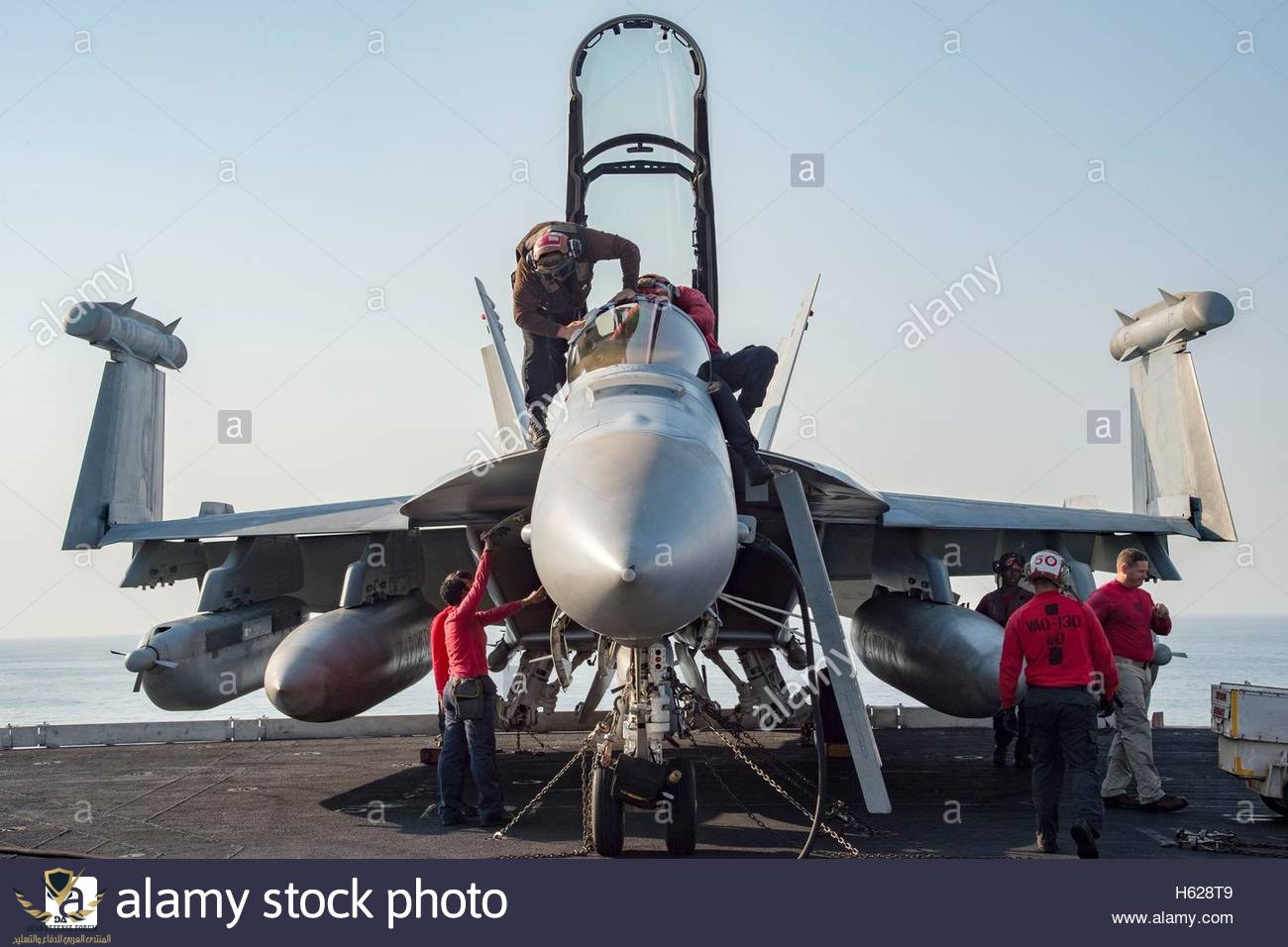 us-sailors-conduct-inspection-on-an-ea-18g-growler-fighter-aircraft-H628T9.jpg