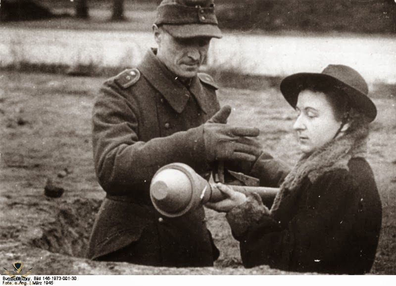 frau_mit_panzerfaust_by_wolfenkrieger-d4v7rcc.jpg