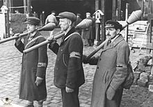 220px-Bundesarchiv_Bild_183-J31320,_Berlin,_Posten_beim_Bau_einer_Straßensperre.jpg