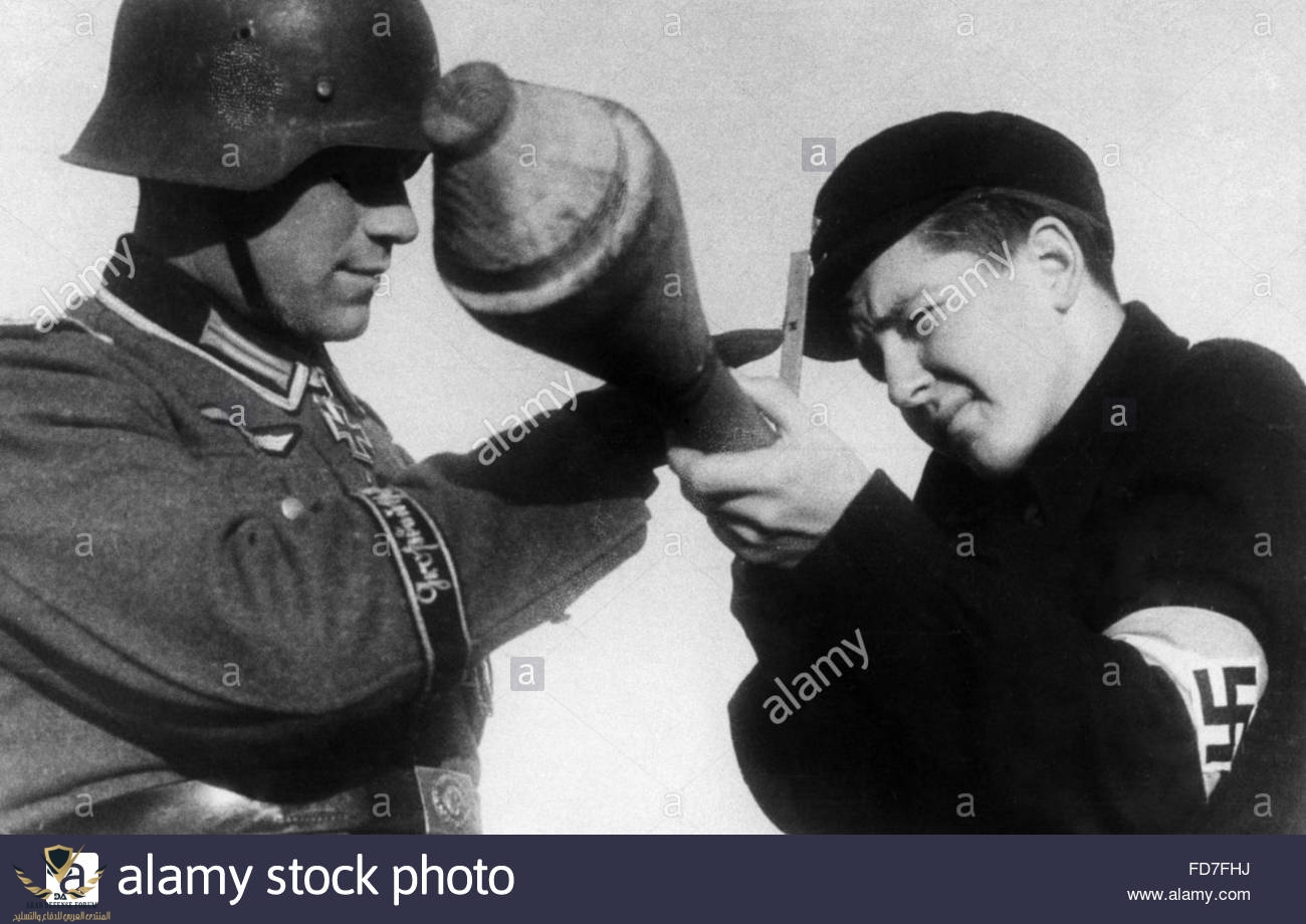 a-hitler-youth-member-is-being-trained-at-the-panzerfaust-1944-FD7FHJ.jpg