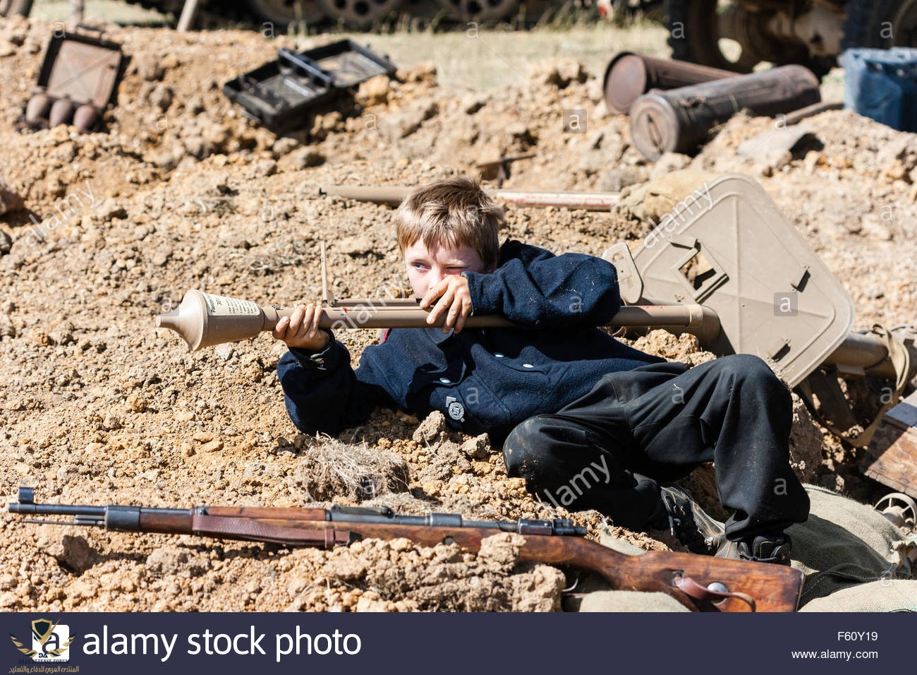 ww2-re-enactment-german-hitler-youth-child-10-14-years-old-laying-F60Y19.jpg
