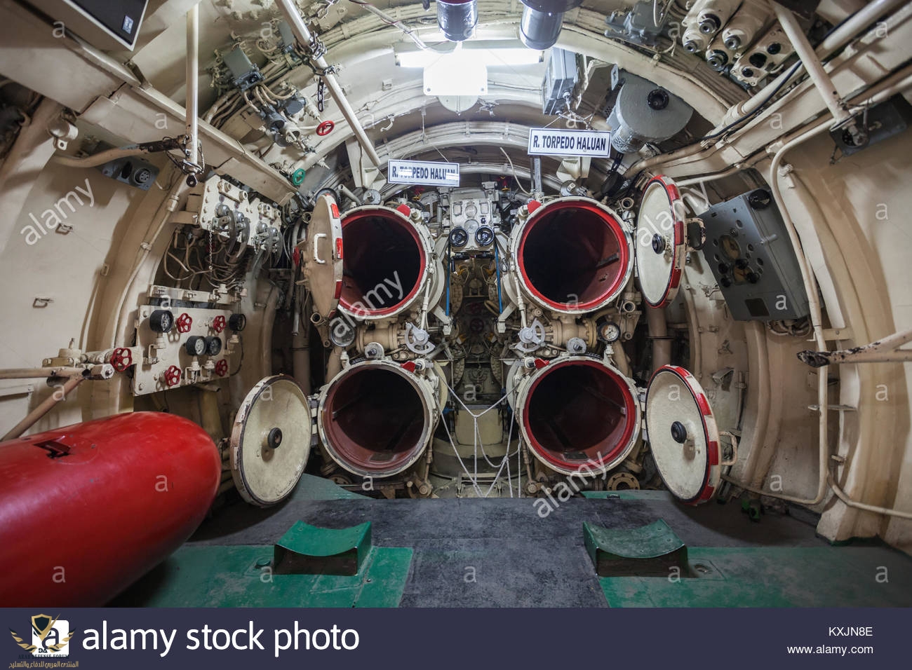 surabaya-indonesia-october-28-2014-pasopati-submarine-monument-interior-KXJN8E.jpg