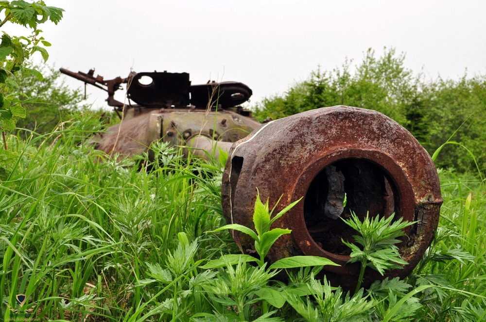abandoned-tanks-shikotan-island-sakhalin-russia-1.jpg
