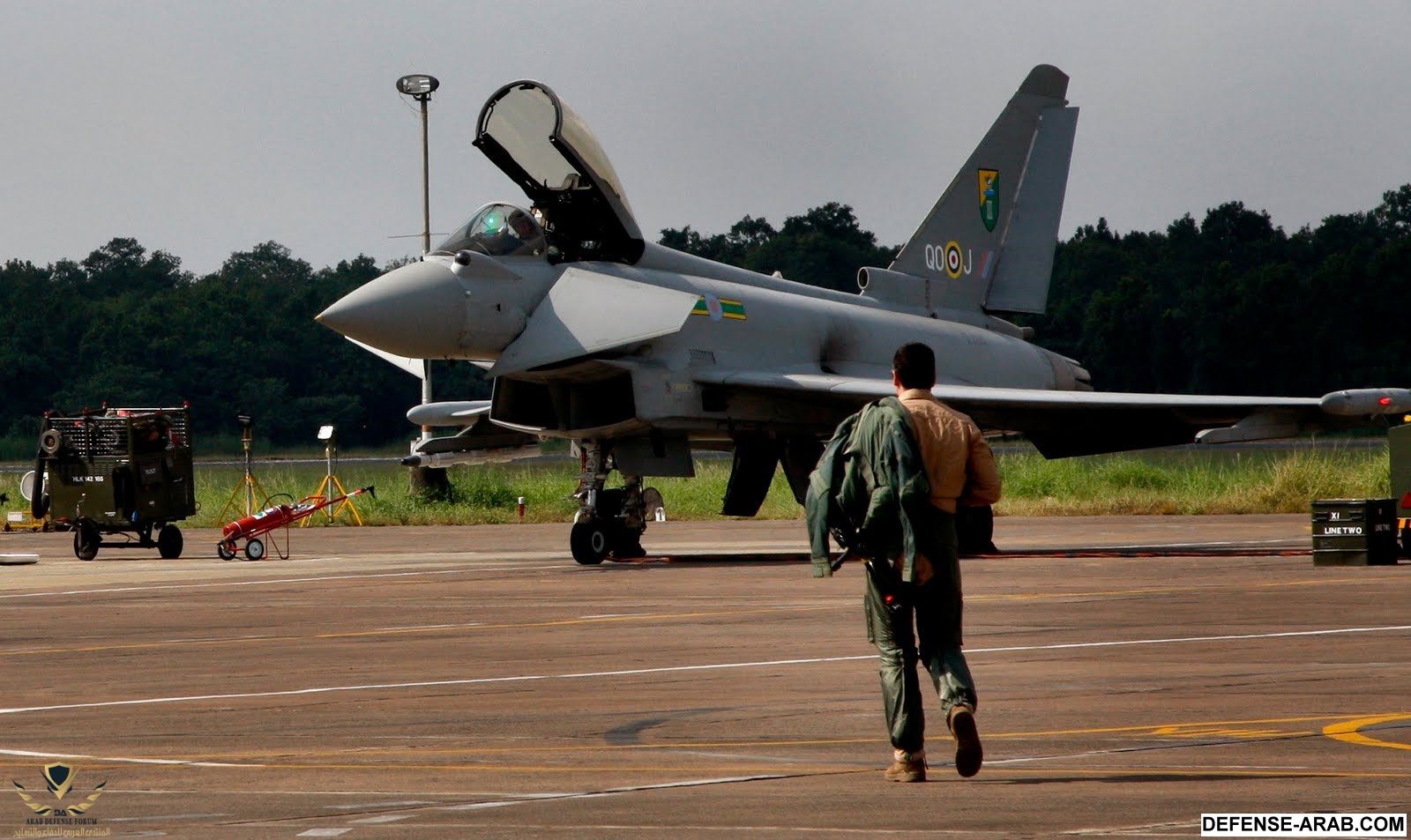 Su-30 with Typhoon Kalaikunda (8).jpg