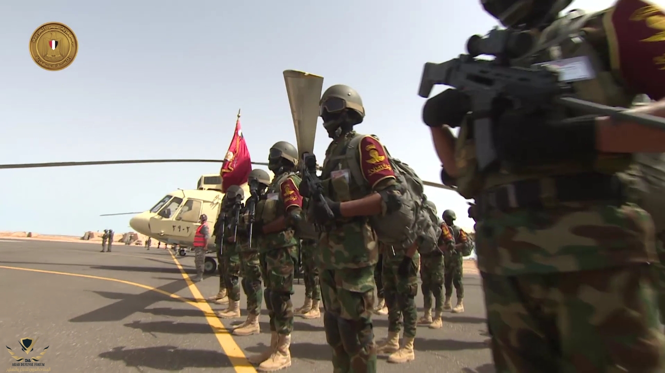  عبد الفتاح السيسي يتفقد الوحدات المقاتلة للقوات الجوية بالمنطقة الغربية العسكرية[(000498)2020...JPG