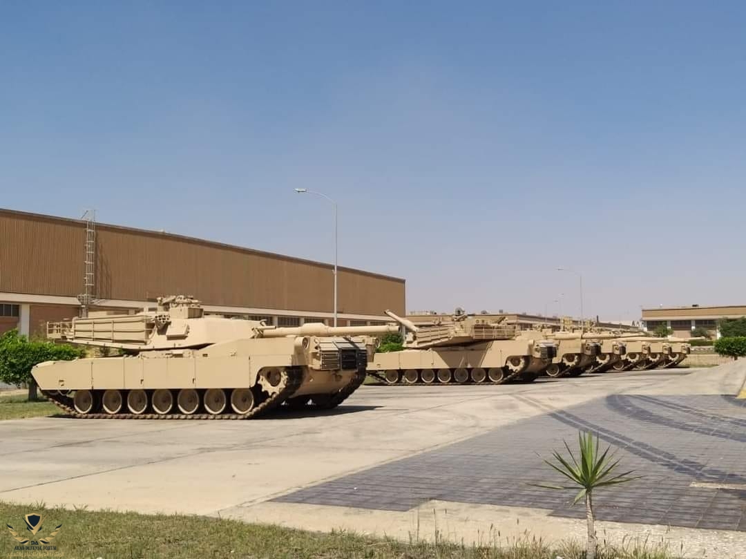 إصطفاف دبابات M1A1 إبرامز داخل مصنع 200 الحربي بعد إنتهاء تصنيعها.jpg