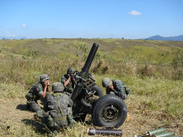 Morteiro Pesado 120mm M2 Raiado em posição de tiro.jpg