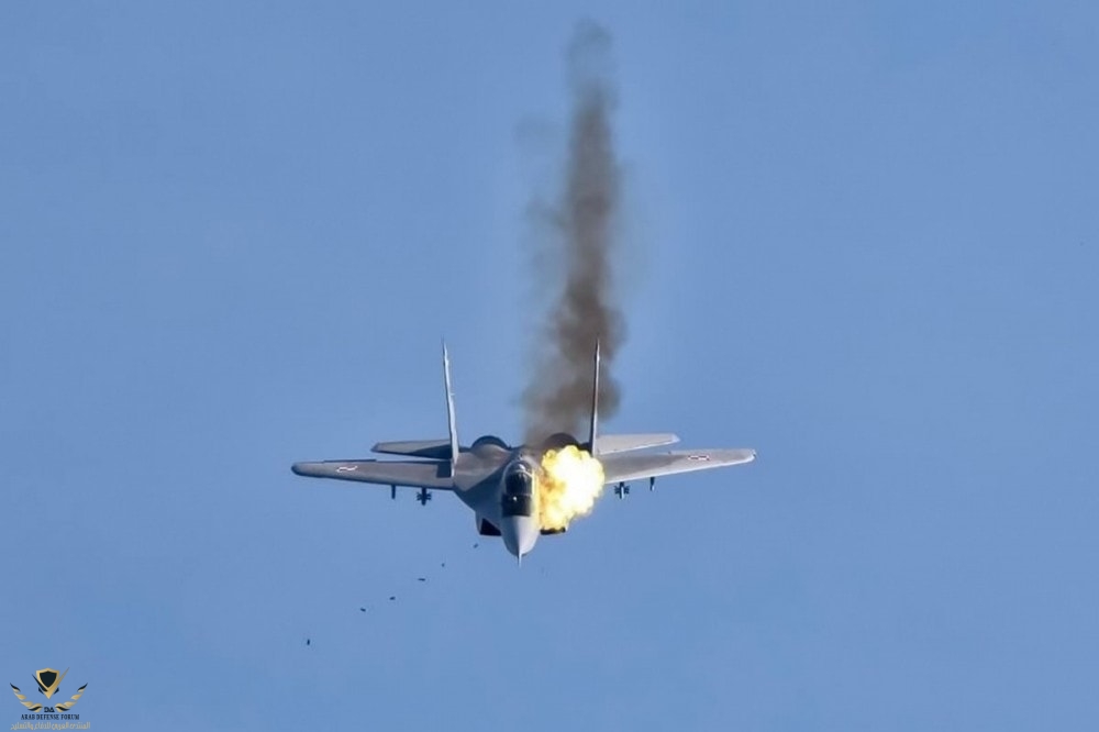 تطلق المقاتلة MiG-29 النيران من مدفع مدمج عيار 30 ملم.jpg