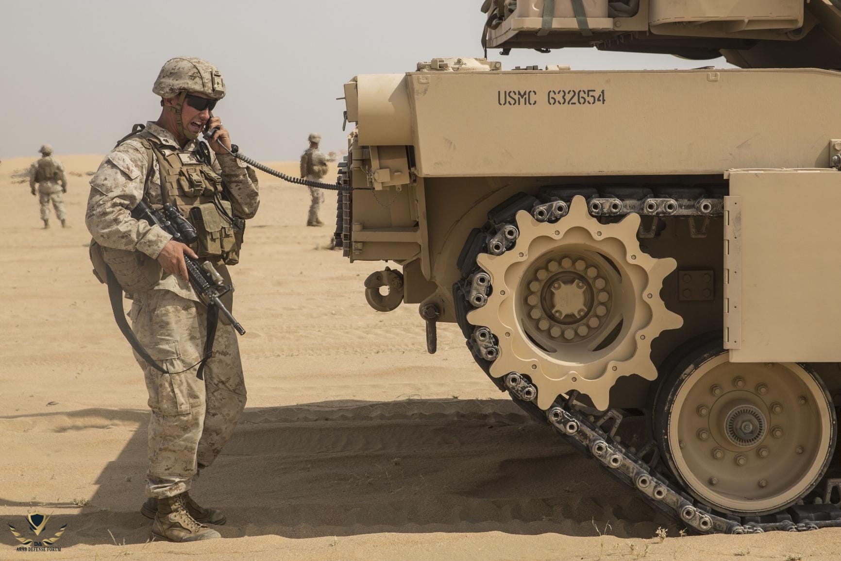Infantry phone. التجهيز عبارة عن أداة للتواصل بين الجنود المرافقين للدبابة وقائدها من أجل توجي...jpg