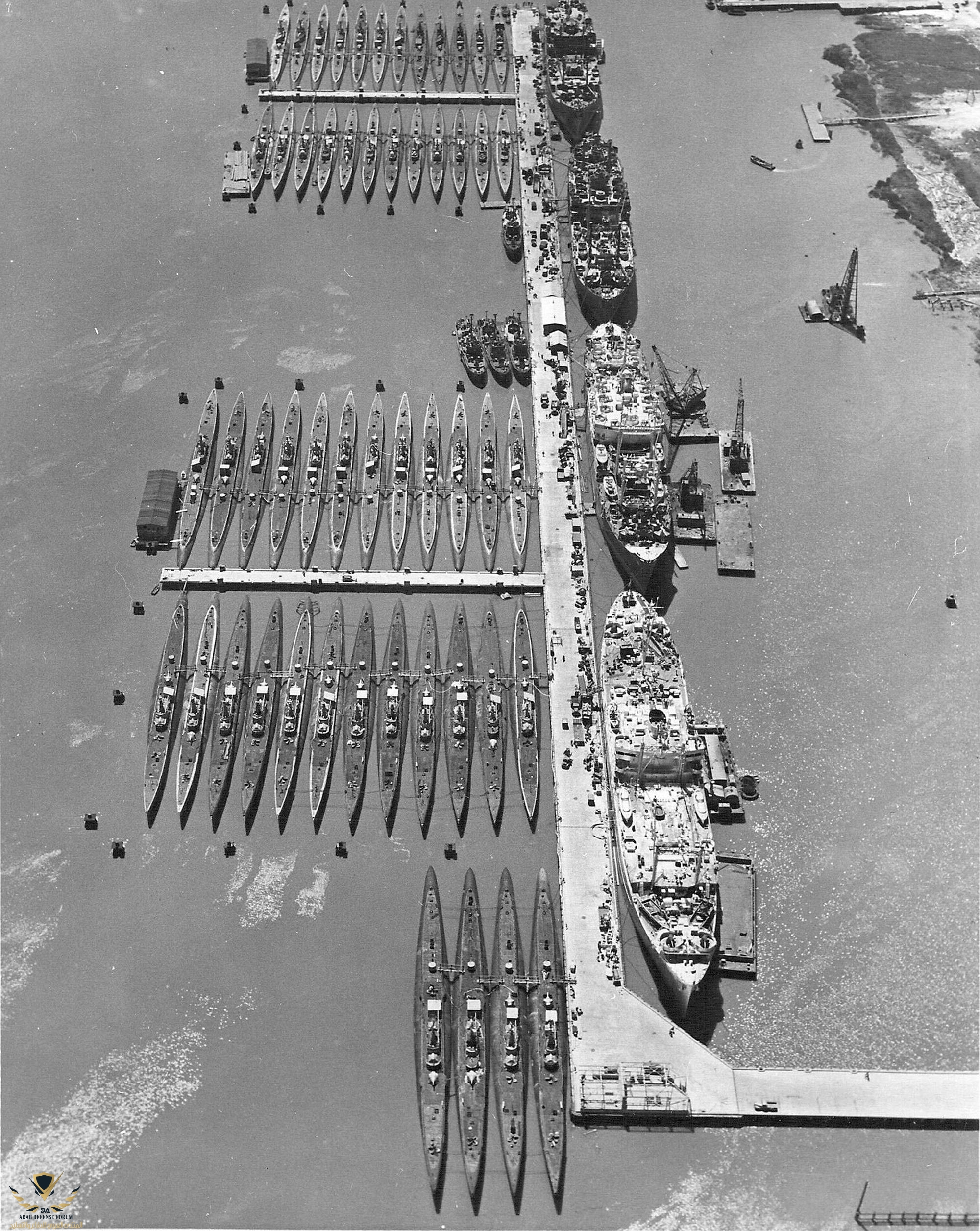 [Photo] 52 submarines and 4 submarine tenders of the US Navy Reserve Fleet, Mare Island Navy ...jpeg
