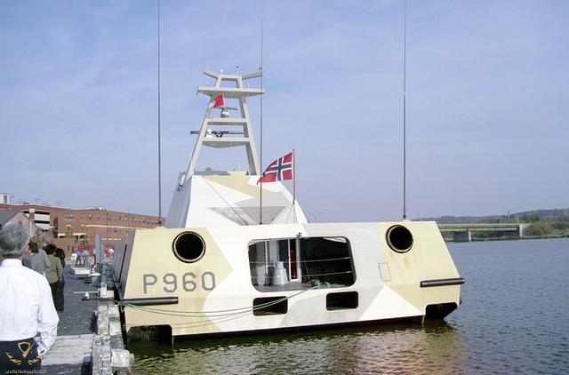 Norwegian_missile_patrol_craft_KNM_Skjold_(P_690)_stern_view.jpg