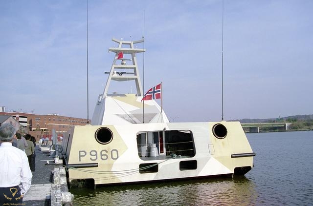 Norwegian_missile_patrol_craft_KNM_Skjold_(P_690)_stern_view.jpg