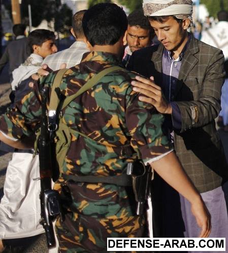 حوثي يفتش جندي يمني.jpg