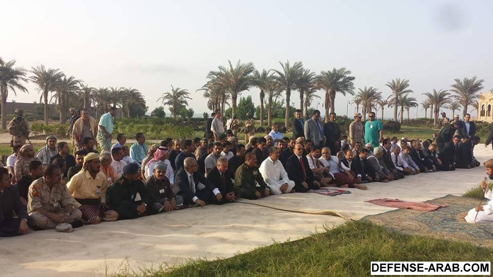 هادي يصلي في عدن١.jpg