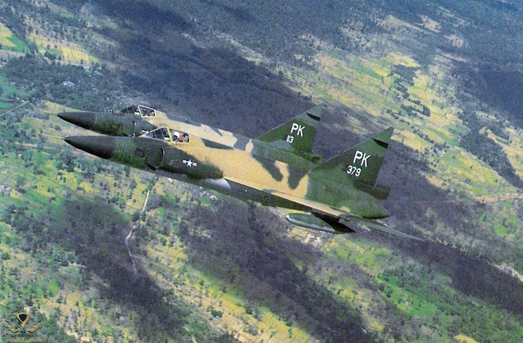 dd1-F-102As-of-the-509th-FIS-over-Vietnam-November-1966.-These-aircraft-wear-standard-Southeas...jpg