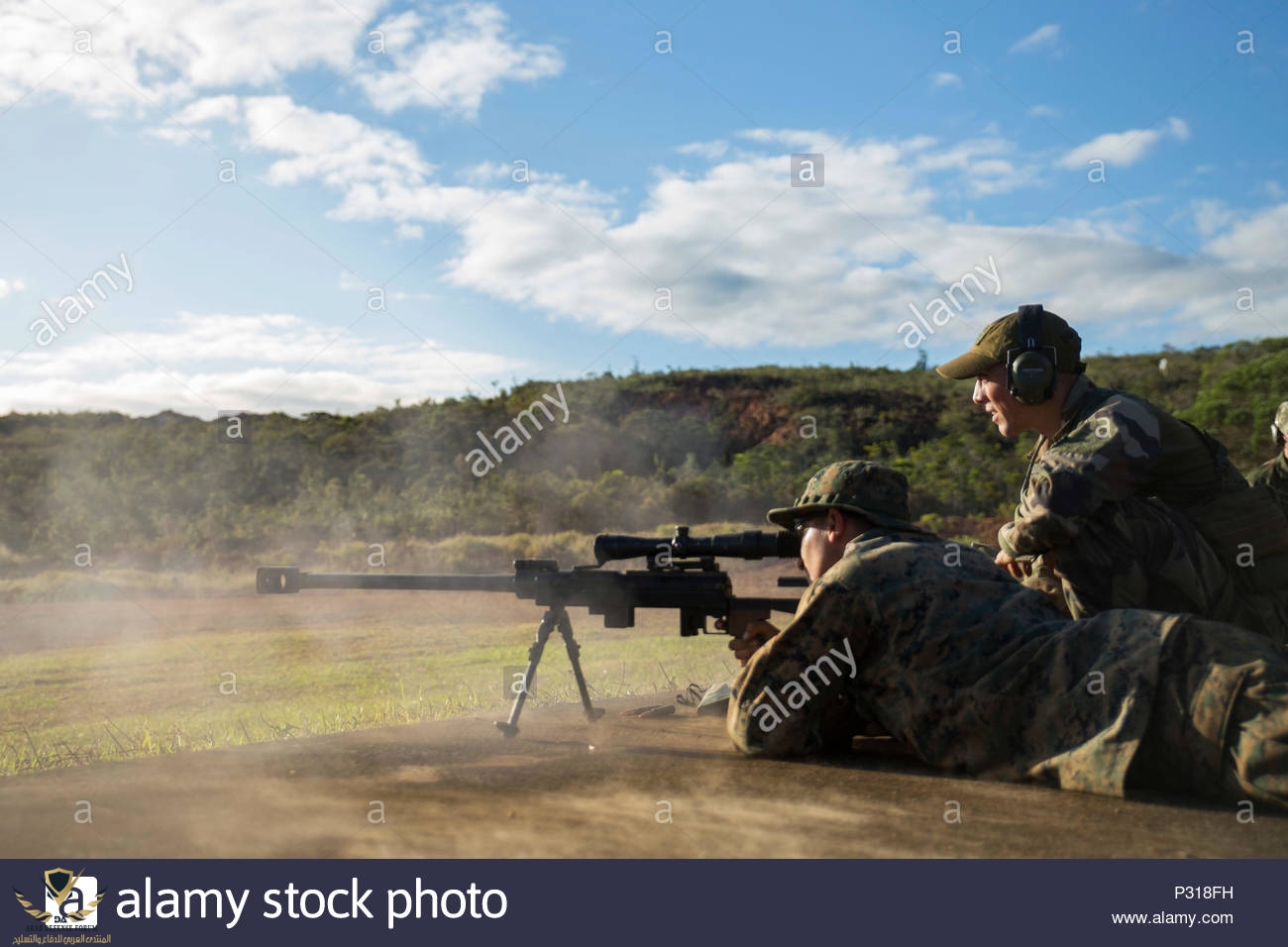 un-marine-estadounidense-con-marine-fuerza-rotacional-darwin-dispara-una-fuerzas-armadas-franc...jpg
