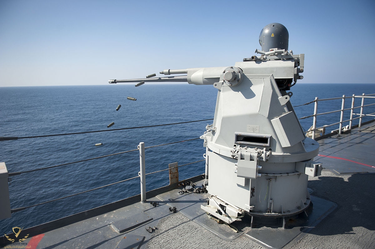 1200px-US_Navy_111231-N-KS651-967_A_Mk_38_MOD_2_25mm_machine_gun_system_aboard_the_amphibious_...jpg