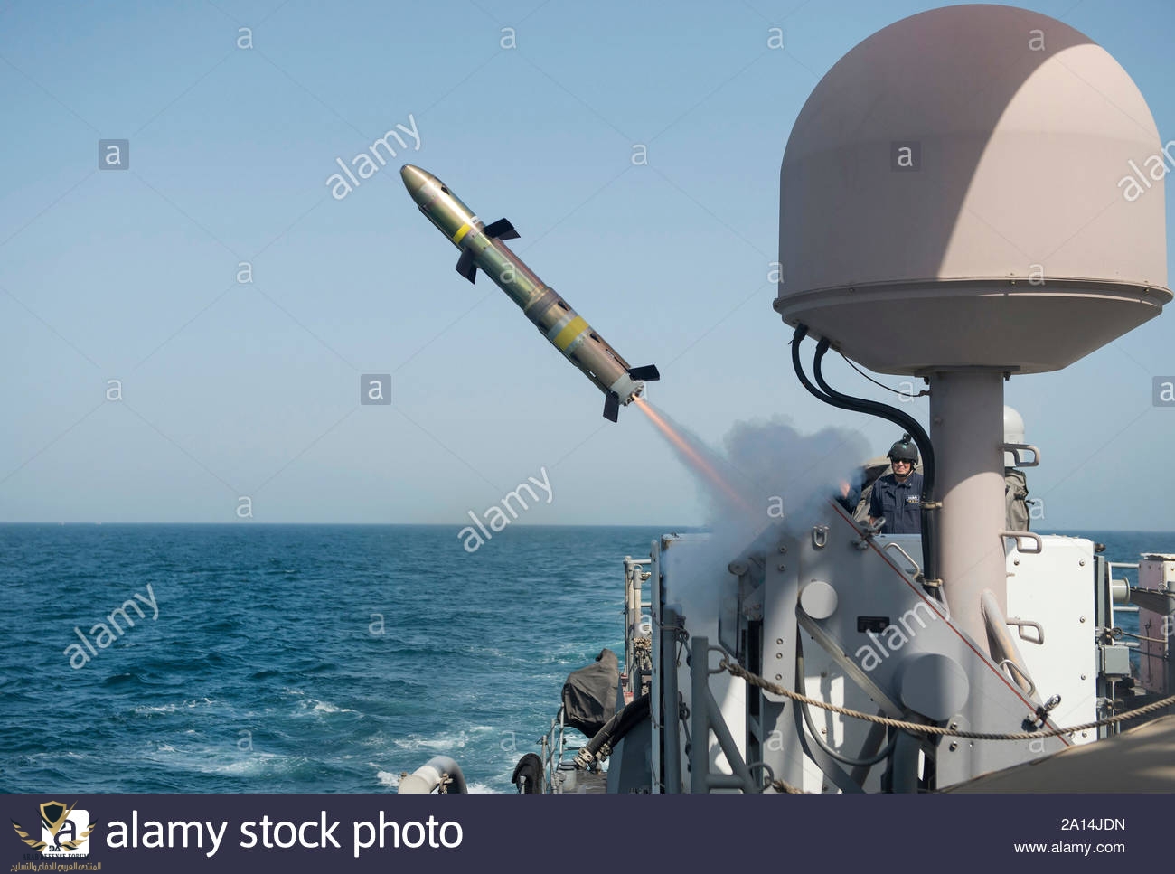 el-buque-uss-firebolt-patrulla-costera-dispara-un-misil-griffin-2a14jdn.jpg