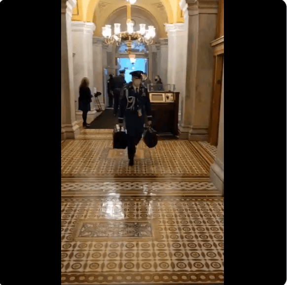 9e0dffd6-7bb5-4dba-be21-cac681f3f54d.gif