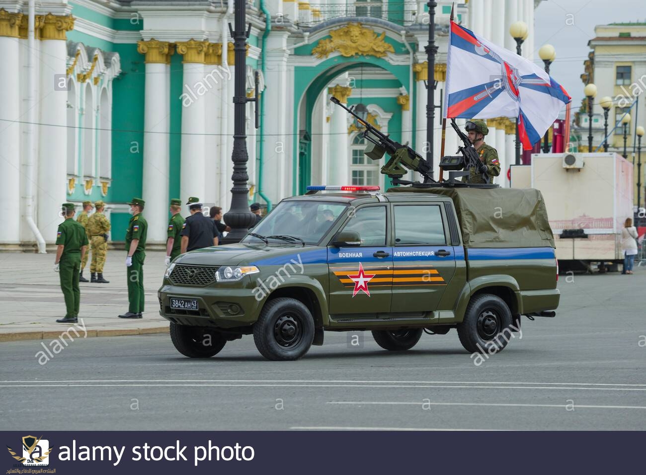 st-petersburgo-rusia-20-de-junio-de-2020-uaz-coche-patriot-de-la-policia-de-trafico-en-el-ensa...jpg
