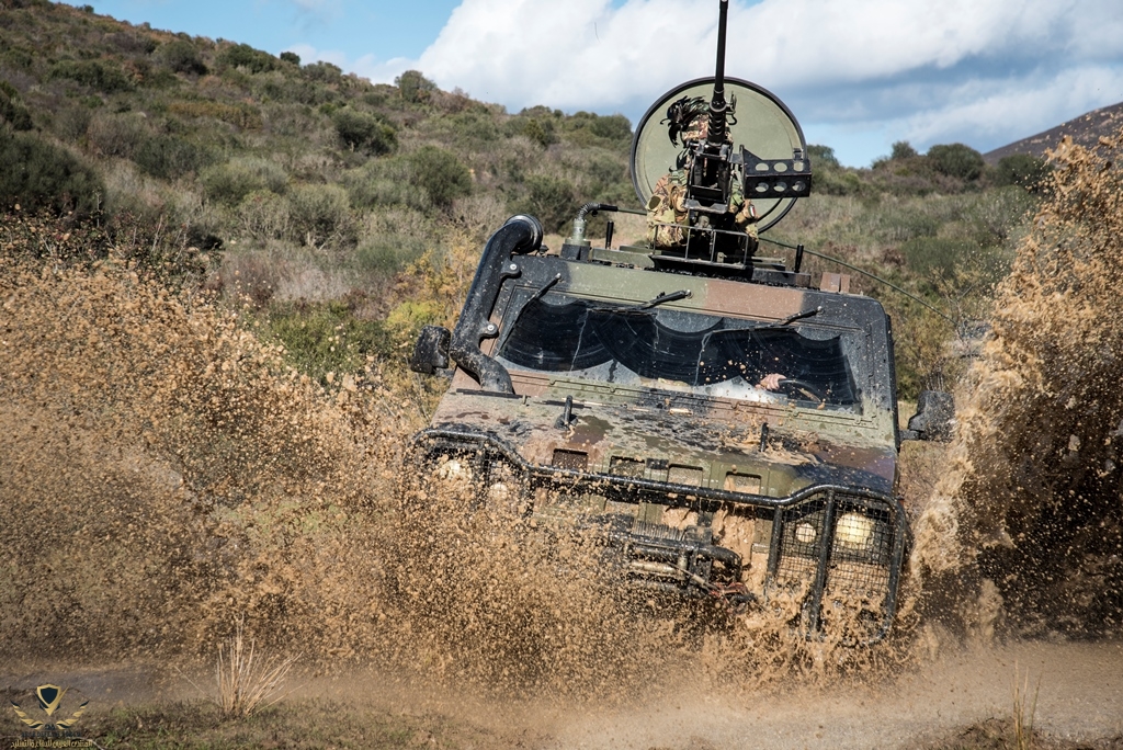Italian_Army_-_3rd_Bersaglieri_Regiment_VTLM_Lince_during_an_exercise_in_Sardinia.jpg