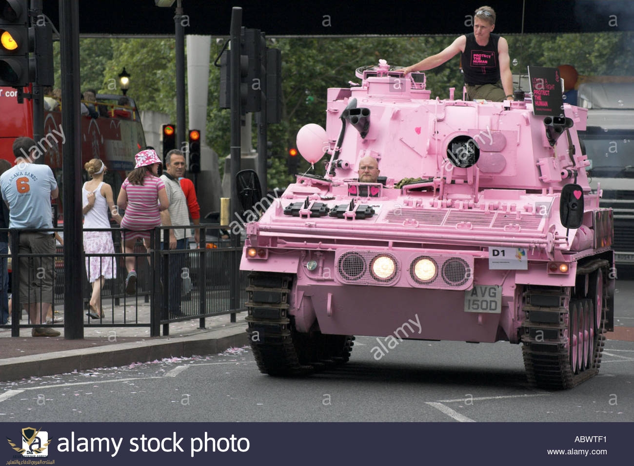 pink-army-tank-au-londres-gay-pride-parade-2005-abwtf1.jpg