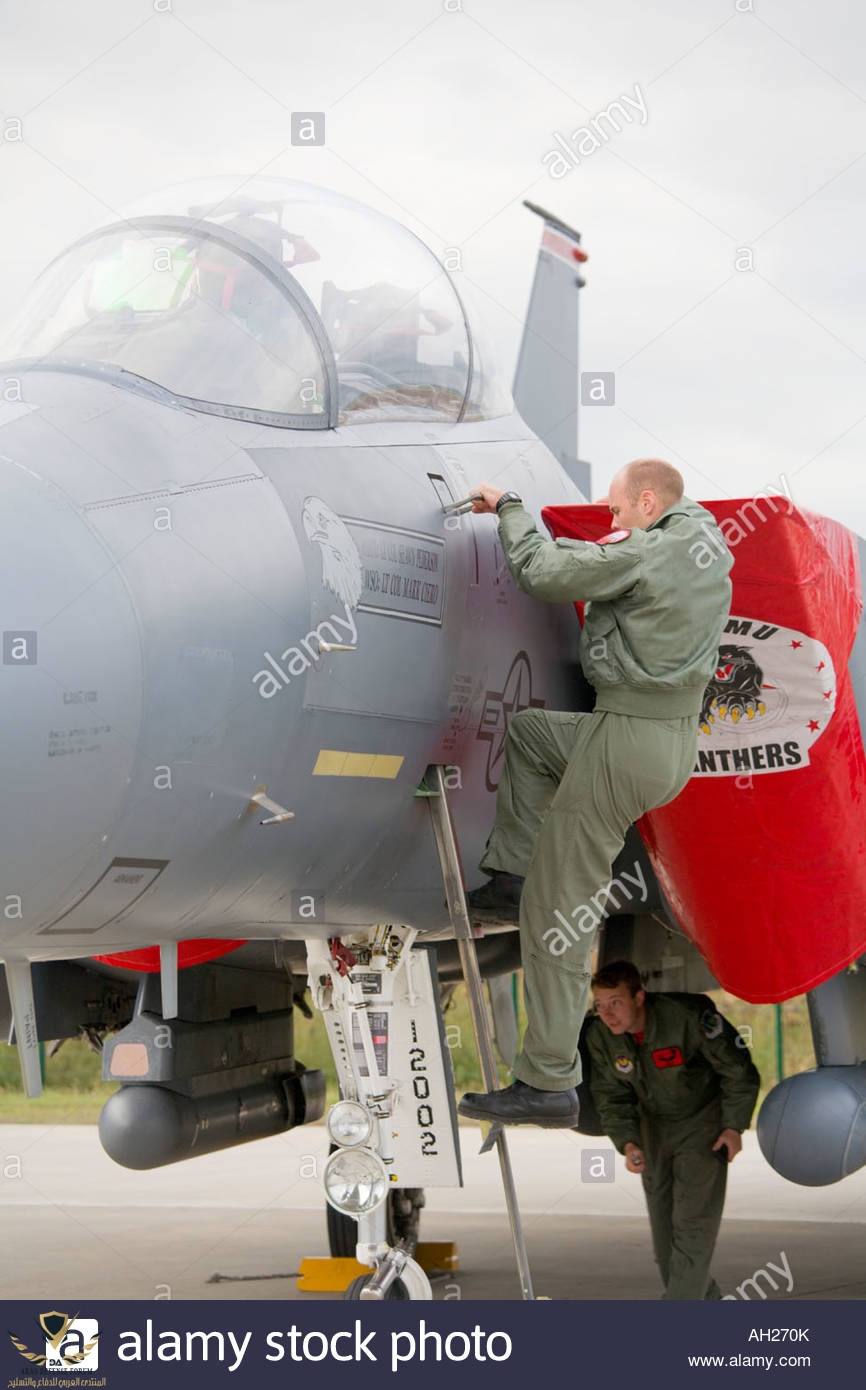 covering-jet-intakes-with-protective-canvas-usaaf-mcdonnell-f15-eagle-AH270K.jpg