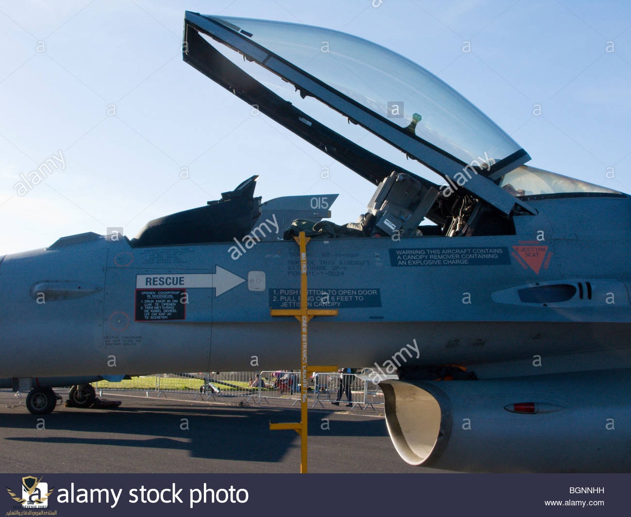 ladder-and-canopy-of-f16am-jet-fighter-at-raf-leuchars-airshow-2009-BGNNHH.jpg