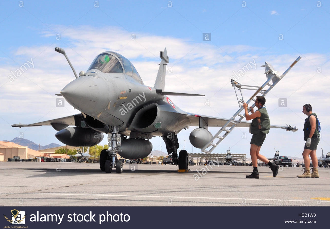 french-air-force-ground-crewmen-provide-a-boarding-ladder-for-a-rafale-HEB1W3.jpg