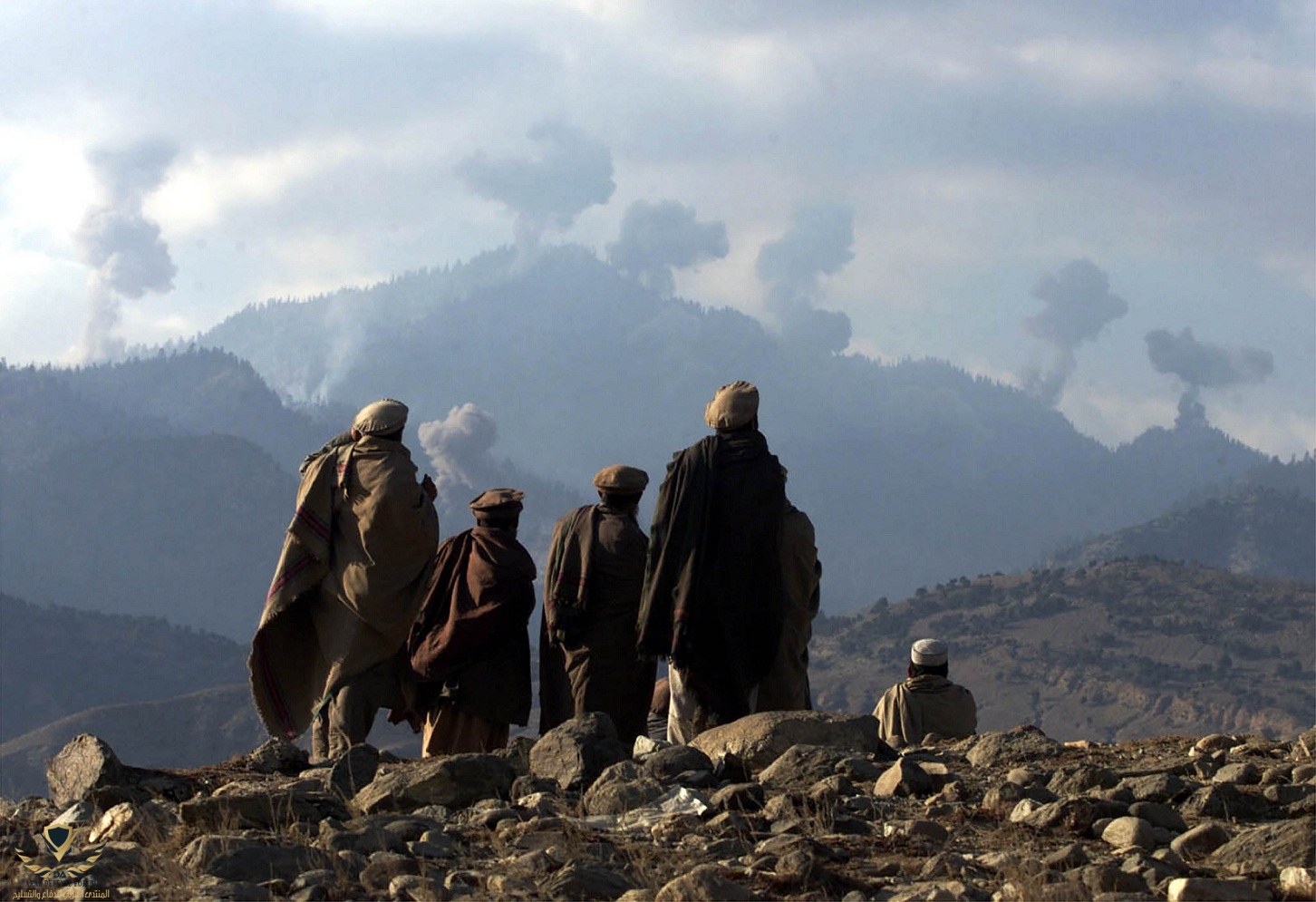 القصف الامريكي على جبال تورا بورا بأفغانستان عام 2001م.jpg
