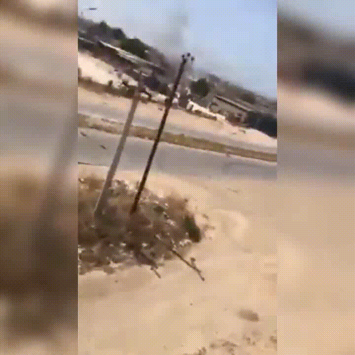 كمين قوات الردع ٢٠_٢٠ التابعه لحكومة الوفاق لقوات حفتر تدمير آليات وجنود[Trim][ConvGif].gif