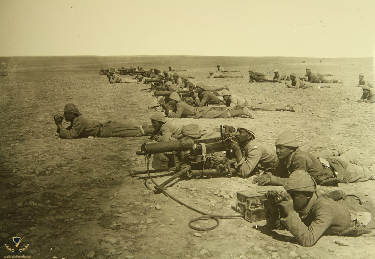 1280px-Israel_in_World_War_I_-_Ottomans_soldiers_with_machine_gun_H_OP_039.jpeg