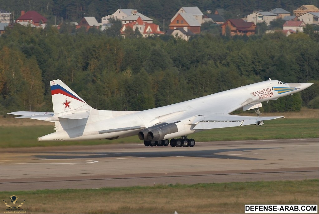 Tu-160_at_MAKS_2007.jpg