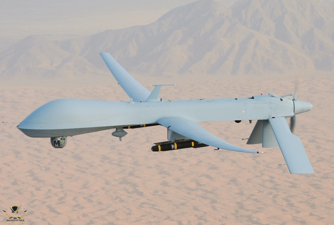 MQ-1_Predator,_armed_with_AGM-114_Hellfire_missiles.jpg