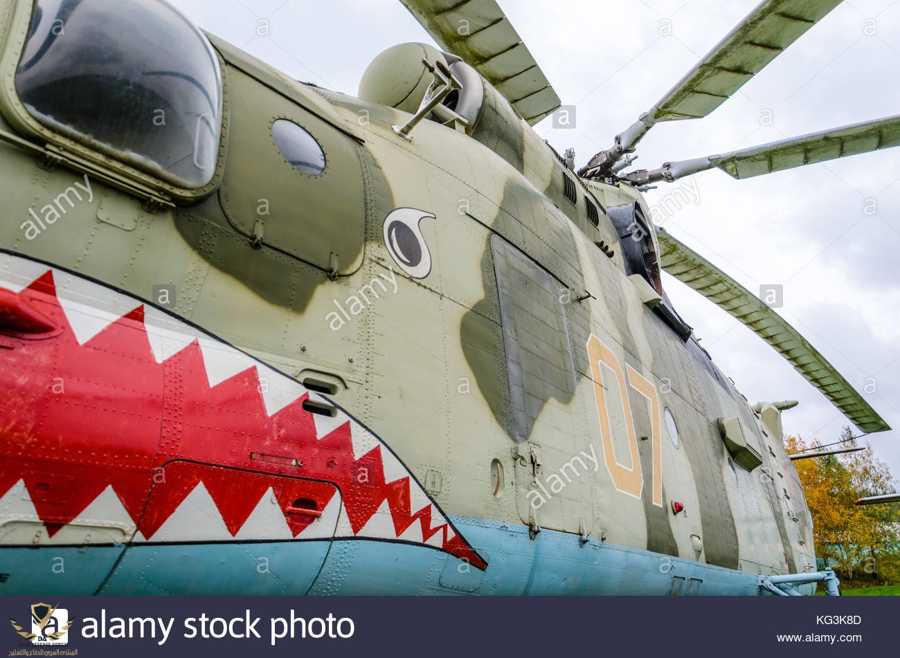 fragmento-del-casco-del-helicoptero-mi-26-sovieticos-pintado-en-las-fauces-de-un-tiburon-kg3k8d.jpg