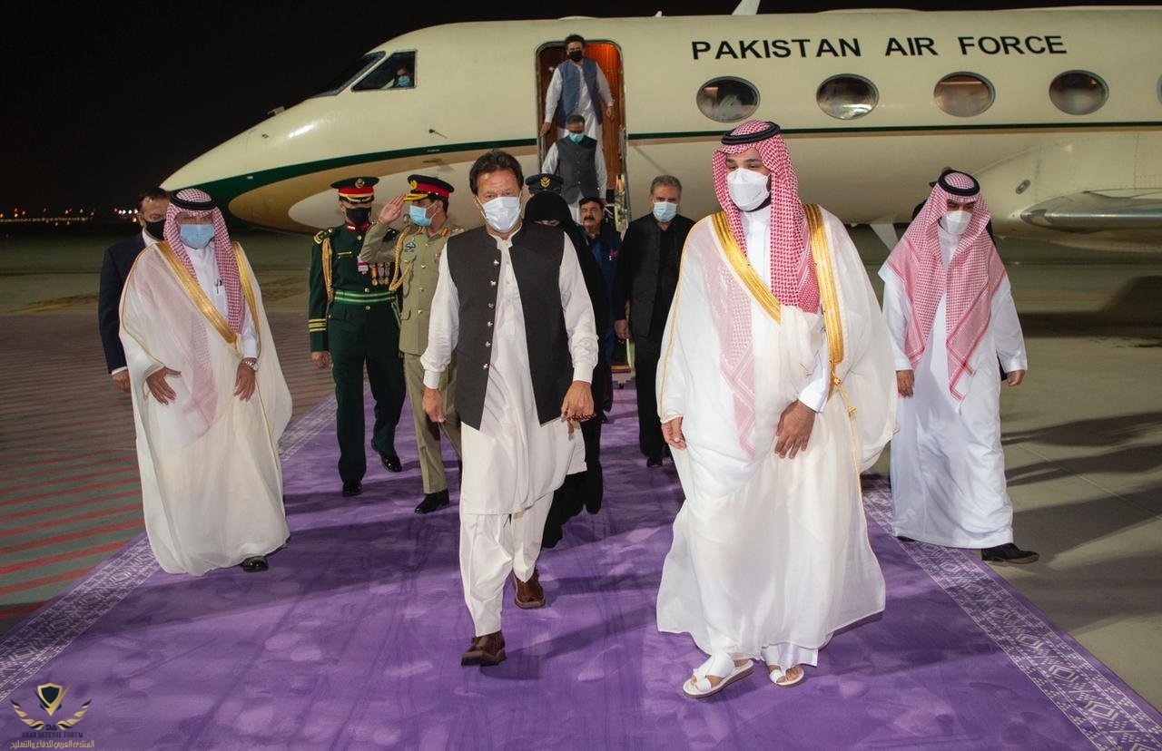 محمد-بن-سلمان-في-مقدمة-مستقبلي-رئيس-وزراء-باكستان-لدى-وصوله-السعودية.jpg