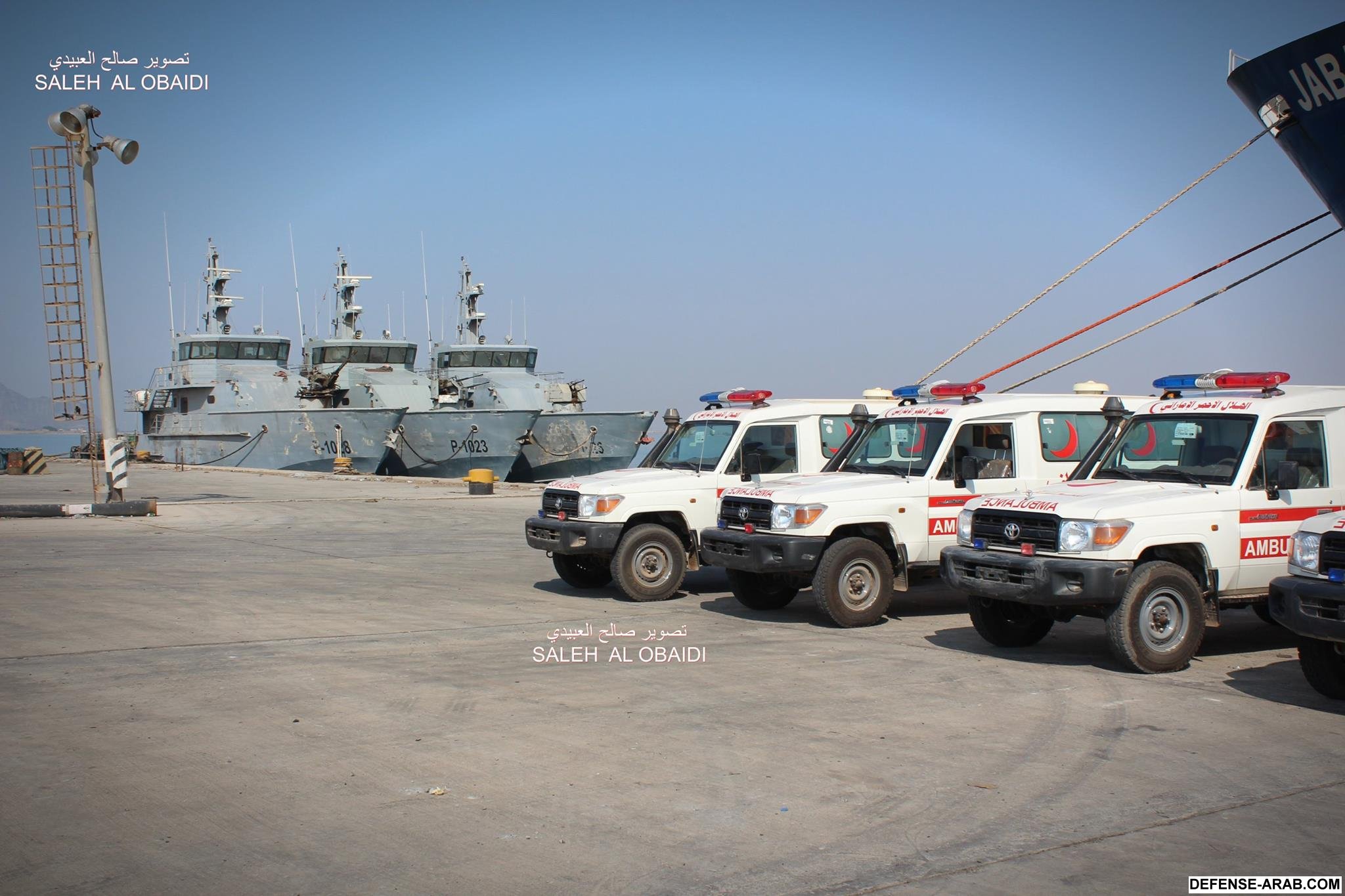 الهلال الأحمر الإماراتي يقدم سيارات إسعاف لعدن٢.jpg