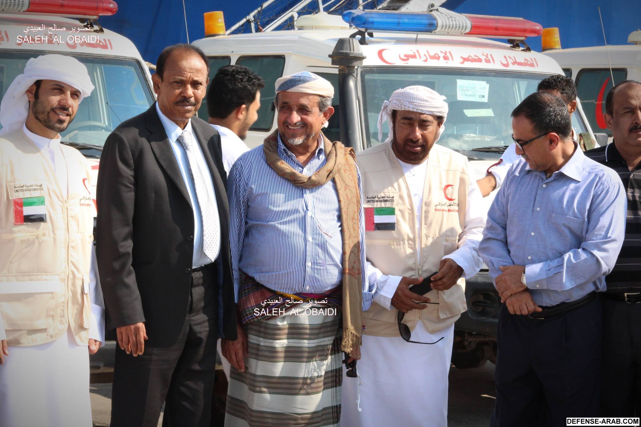 الهلال الأحمر الإماراتي يقدم سيارات إسعاف لعدن٣.jpg