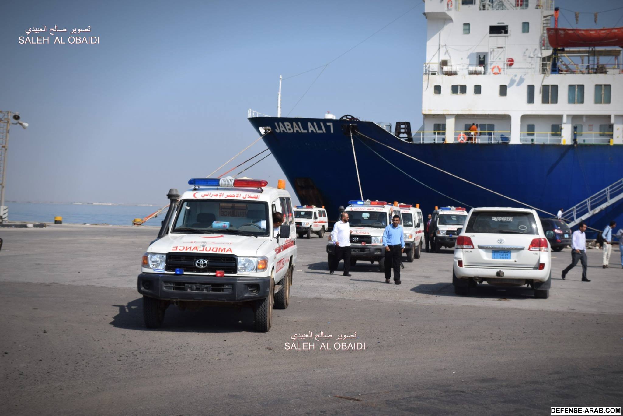 الهلال الأحمر الإماراتي يقدم سيارات إسعاف لعدن٤.jpg
