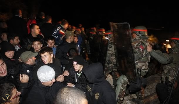 kosovo-serbs-are-pushed-back-by-nato-kosovo-force-kfor-soldiers-from-morocco-at-the-barricades...jpg
