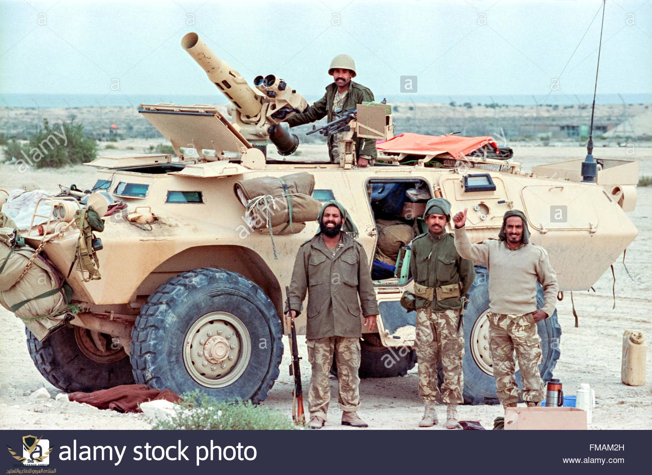 saudi-arabian-soldiers-stand-guard-near-the-border-with-kuwait-following-FMAM2H.jpg