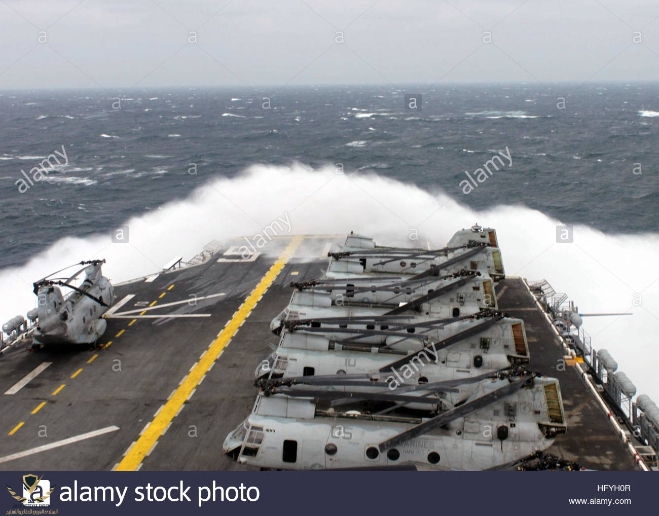 the-amphibious-assault-ship-uss-peleliu-lha-5-transits-the-south-pacific-HFYH0R.jpg