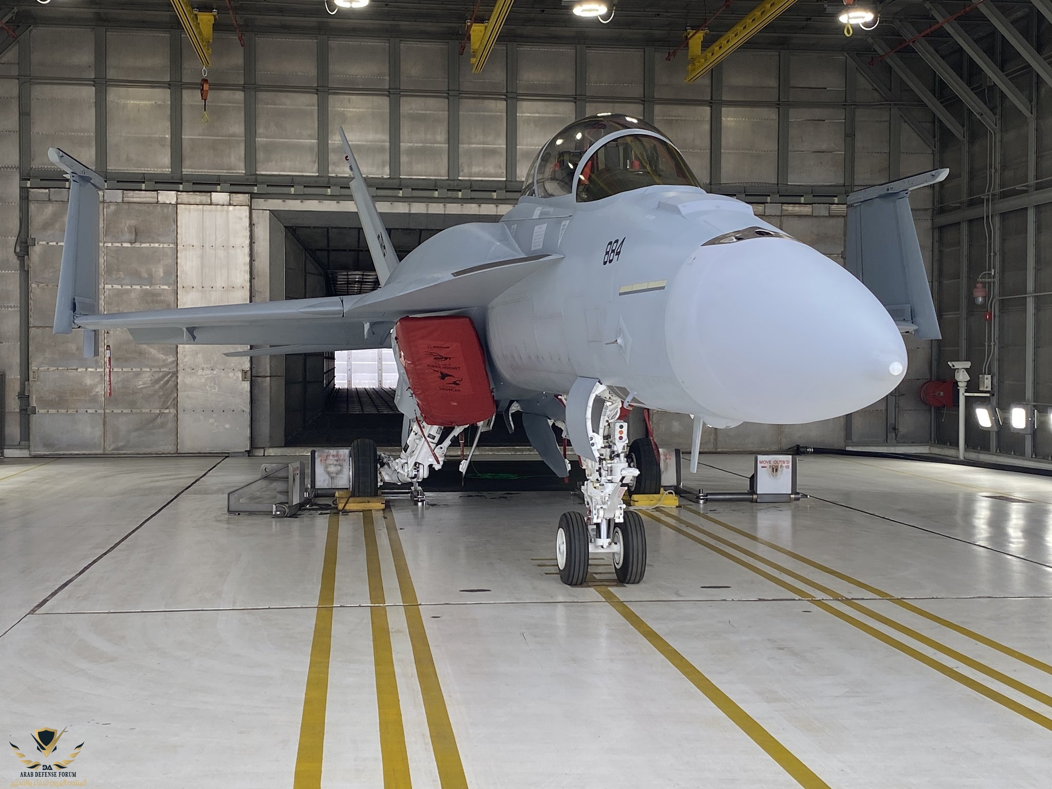 في الصور المرفقة ادناه مقاتلة F-18 block 3 advance Hornet مركبة عليها خزانا...