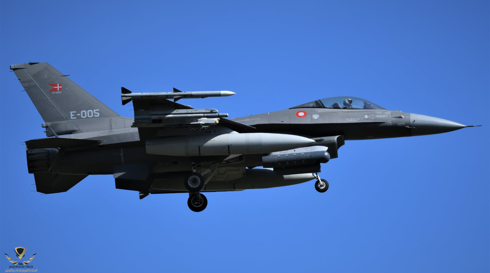 ظهور طائرة F-16 اردنية بطلاء GLASS V PAINT
