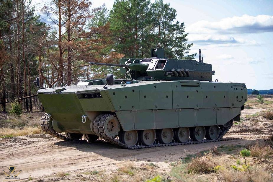 Poland_conducts_trial_and_firing_test_with_new_Borsuk_tracked_amphibious_IFV_925_001.jpg