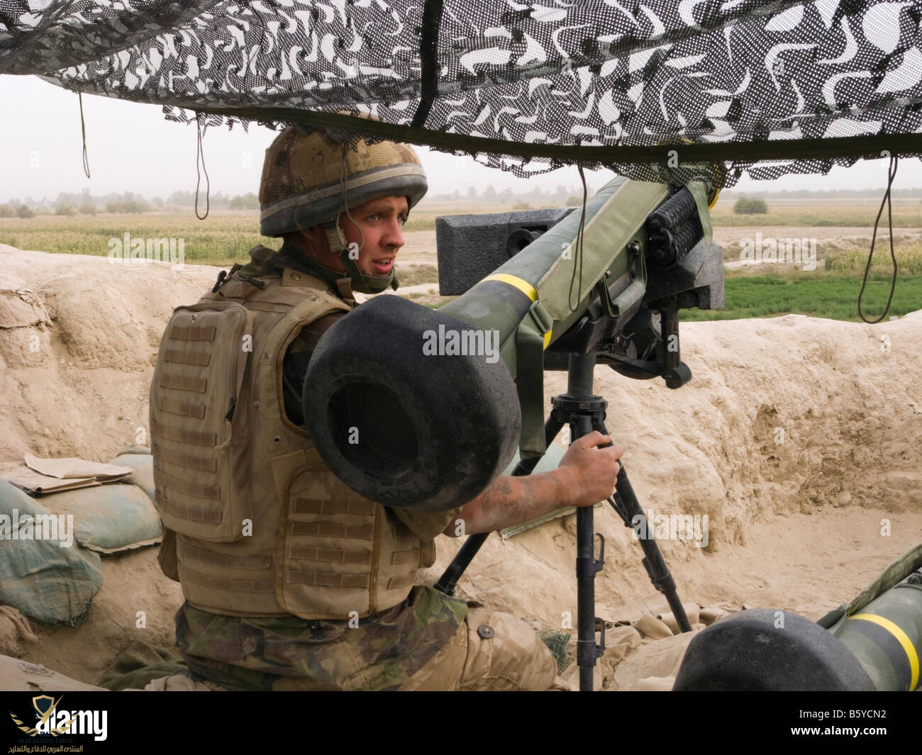 helmand-province-afghanistan-british-soldier-wearing-helmet-and-body-B5YCN2.jpg