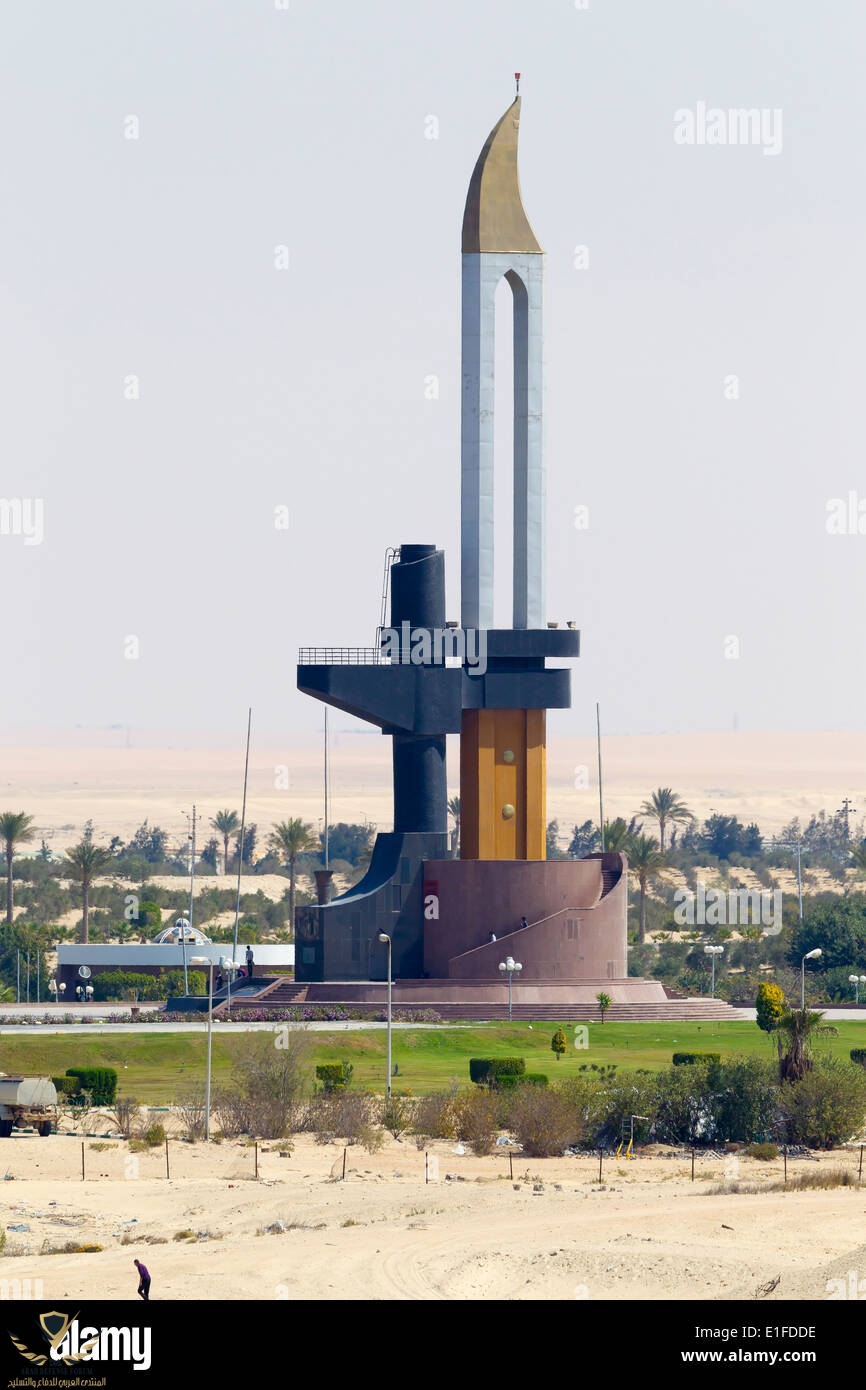 ak-47-la-museruola-e-il-monumento-a-baionetta-vicino-a-ismailia-canale-di-suez-egitto-e1fdde.jpg